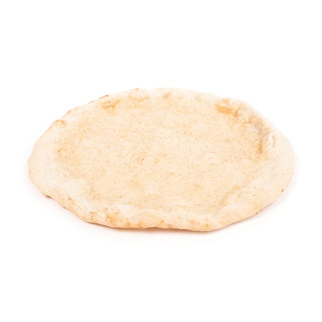 Kerek, sületlen pizzatészta alap, kiemelkedő, texturált szegéllyel, fehér háttér előtt.