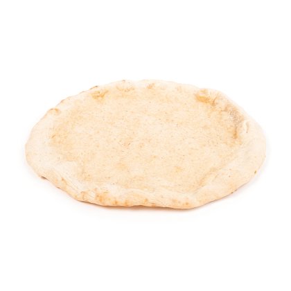 Kerek, sületlen pizzatészta alap, kiemelkedő, texturált szegéllyel, fehér háttér előtt.