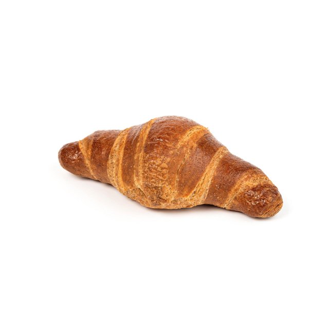 Aranybarna, ívelt formájú croissant fehér háttér előtt.