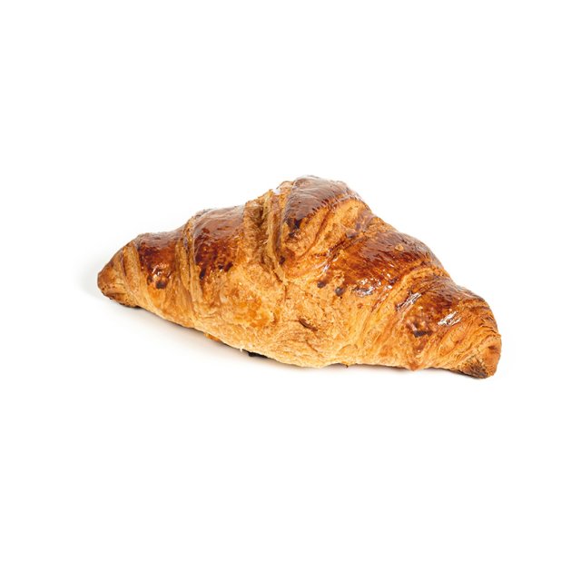 Aranybarnára sült croissant fényes, leveles kéreggel fehér háttéren.