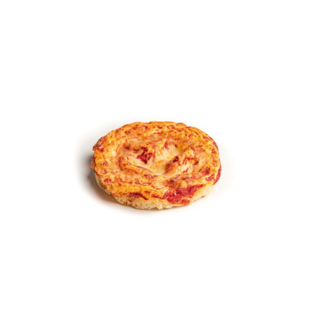 Kerek mini pizza olvadt sajttal és paradicsomszósszal, pirult szélekkel, fehér háttéren.