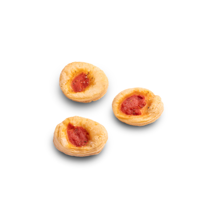 Három kerek leveles tésztából készült tortácska paradicsomszószos töltelékkel, fehér háttéren.