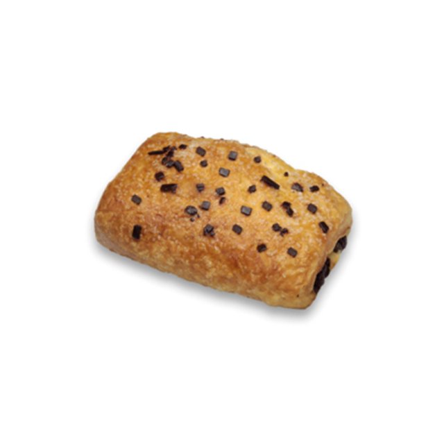 Aranybarna csokoládés croissant étcsokoládé darabkákkal a tetején, fehér alapon.