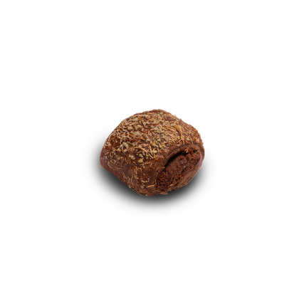 Kerek csokoládé brigadeiro golyó ropogós szórással bevonva, beleharapva látszik krémes belseje.