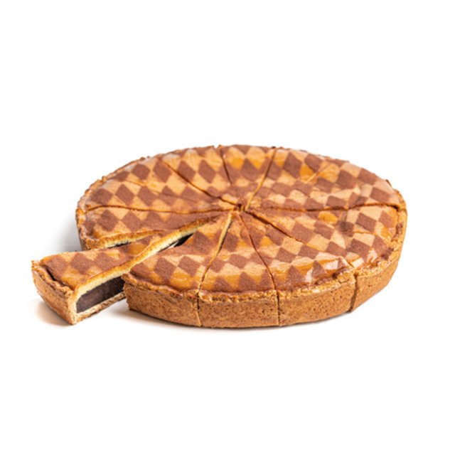 Kerek torta barna-bézs kockás mintával, szeletekre vágva, egy kihúzott szelettel