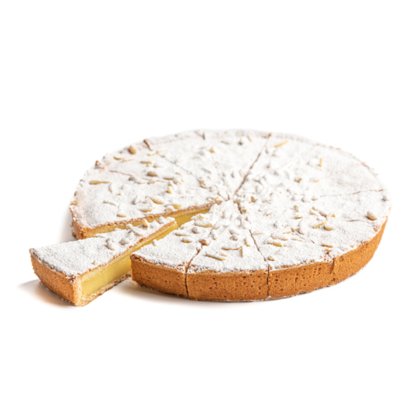 Kerek torta krémes töltelékkel és fenyőmaggal, porcukorral megszórva, szeletekre vágva, fehér háttér előtt.