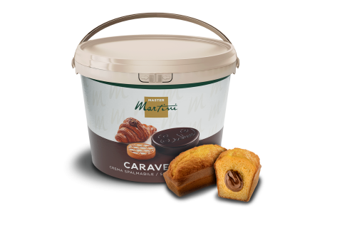 Nagy vödör Master Martini Caravella kenhető krém egy csokoládékrémmel töltött mini torta mellett.