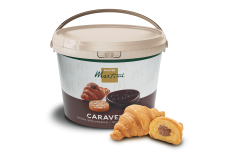 Bézs vödör Caravel Master Martini csokoládékrém két croissant mellett, egyik csokoládéval töltött.