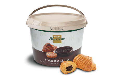 Nagy vödör Master Martini Caravella csokoládékrém két csokis croissant mellett.