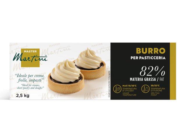 Master Martini Burro per Pasticceria csomagolás, 2,5 kg-os doboz, 82% zsírtartalom, két krémes tortával.