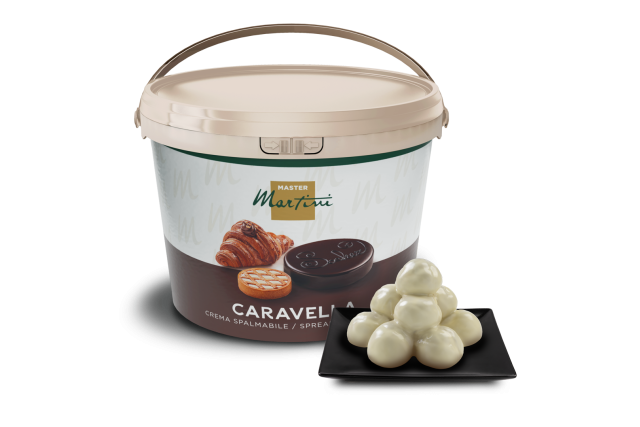 Master Martini Caravella krémes vödör fehércsokoládé trüffelekkel fekete négyzet alakú tányéron.