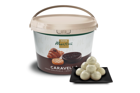 Master Martini Caravella krémes vödör fehércsokoládé trüffelekkel fekete négyzet alakú tányéron.