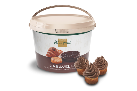 Vödör Master Martini Caravella kenhető krém, mellette három csokis díszítésű cupcake.